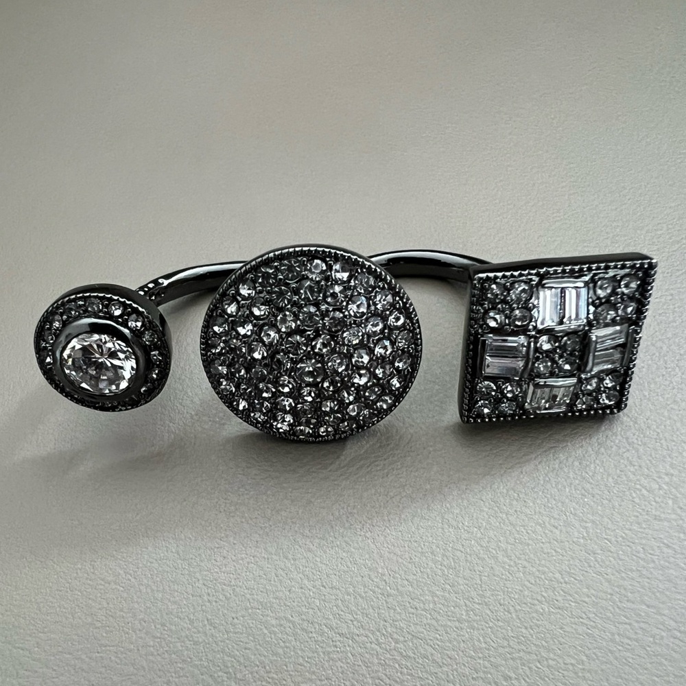 New BCBGMAXAZRIA Double Finger Ring - Dark Grey
Rhinestones